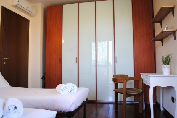 1 habitación, tabla de planchar con plancha, wifi y ropa de cama