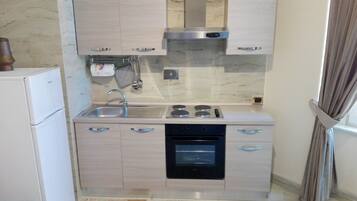 Kühlschrank, Ofen, Herdplatte, Wasserkocher mit Kaffee-/Teezubehör