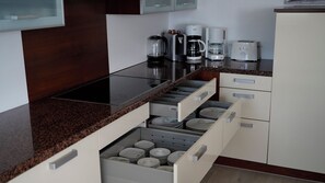 Réfrigérateur, micro-ondes, four, plaque de cuisson