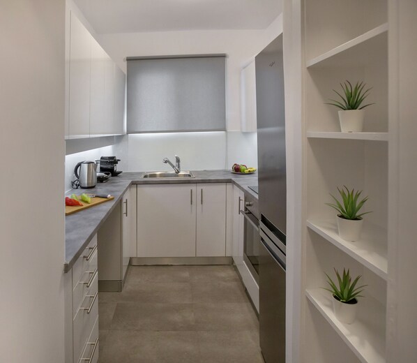 Fridge, oven, stovetop, coffee/tea maker