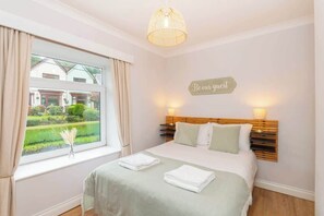2 bedrooms, desk, iron/ironing board, WiFi