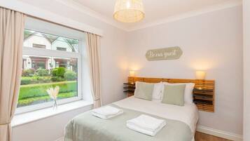 2 bedrooms, desk, iron/ironing board, WiFi