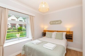 2 habitaciones, escritorio, tabla de planchar con plancha y wifi