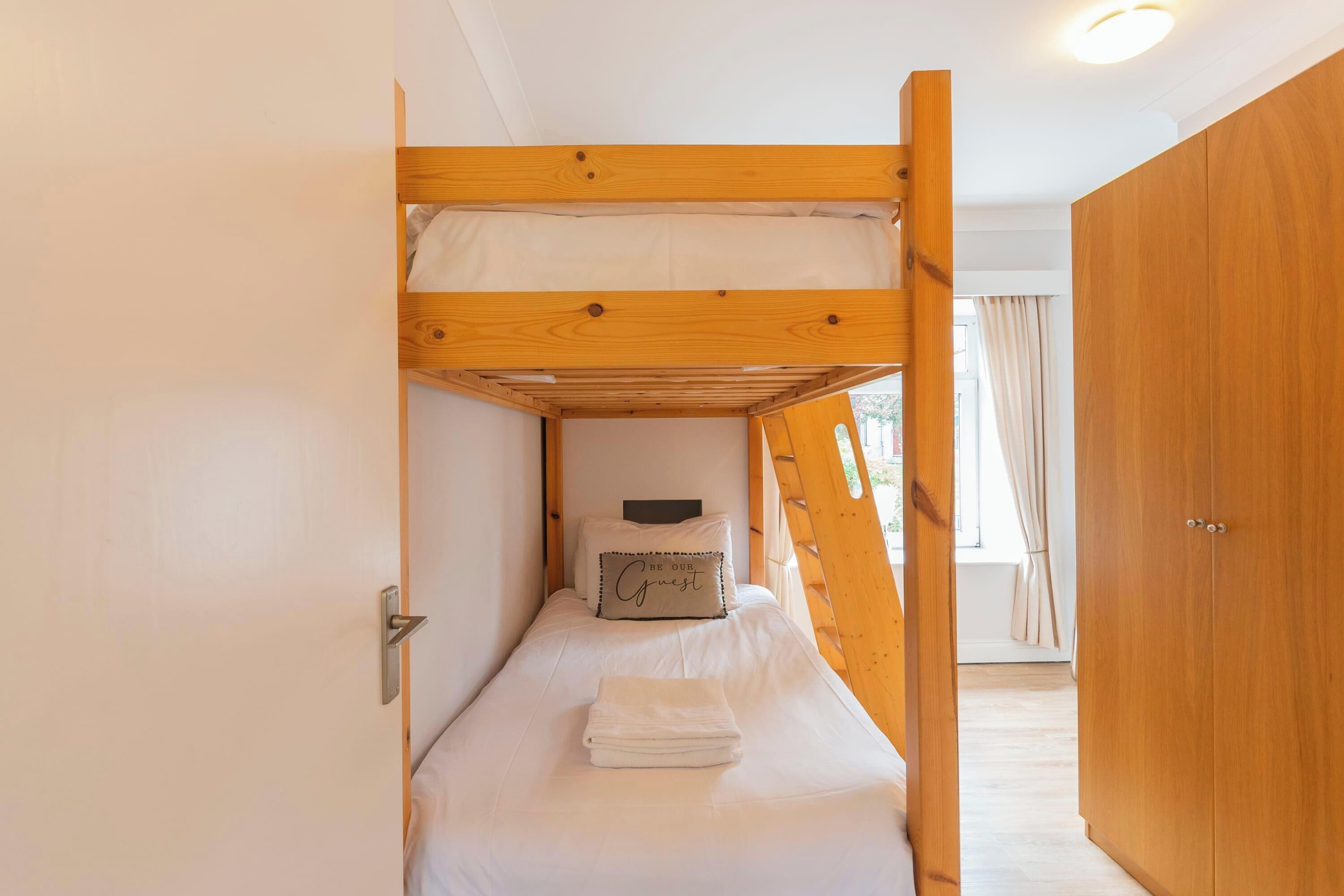 2 bedrooms, desk, iron/ironing board, WiFi