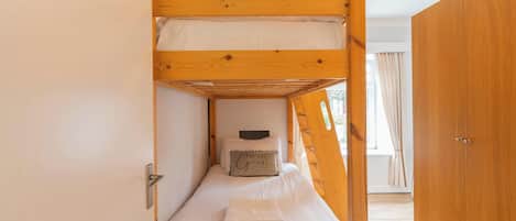 2 bedrooms, desk, iron/ironing board, WiFi
