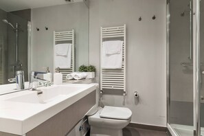 Ducha, secador de pelo, toallas y champú