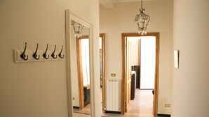 A hallway with a mirror, a chandelier, and a radiator. - La Casa della Posta (Brizzolara, Borzonasca, Genova, Italia)