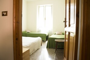 2 bedrooms, desk, iron/ironing board, internet - La Casa della Posta  (Brizzolara, Borzonasca, Genova, Italia)