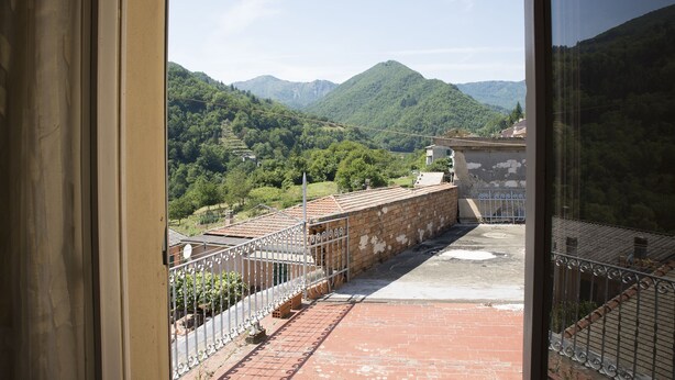 A balcony with a view of a mountainous landscape. - La Casa della Posta (Brizzolara, Borzonasca, Genova, Italia)