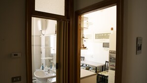 A bathroom with a sink, toilet, and mirror. - La Casa della Posta (Brizzolara, Borzonasca, Genova, Italia)