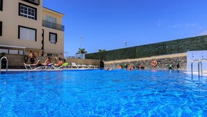 A swimming pool with lounge chairs and a lifebuoy. - Arco Iris on the sea with pool (Callao Salvaje)