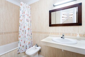 Banyera, assecador de cabells i tovalloles 