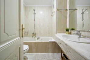 Bañera, secador de pelo y toallas