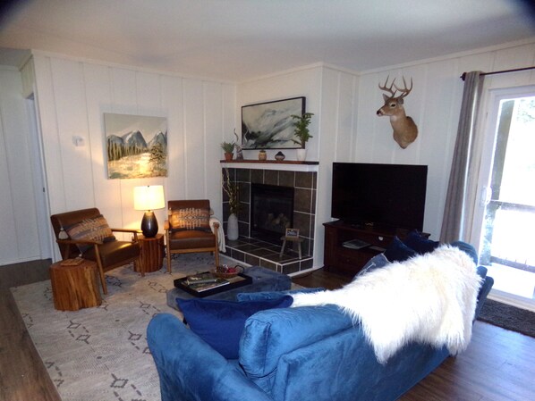 Smart TV, fireplace