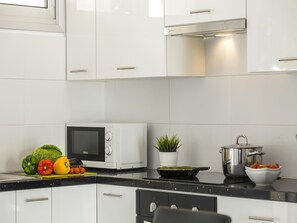 Køleskab, mikrobølgeovn, ovn, kogeplade
