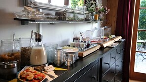 A buffet setup with various food items and beverages. - Vacation apartment Birnbaum 68 sqm, 2 separate bedrooms, kitchen (Neubeuern)