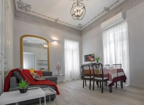 Smart TV - Magnificent neoclassical apt in Syntagma/Plaka (Athina)