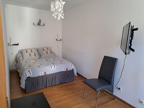 2 bedrooms, desk, iron/ironing board, travel crib