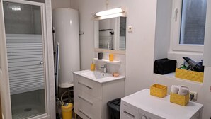 Bathroom - Comfortable 2bed/ 6-person apartment (Saint-Rambert-en-Bugey)