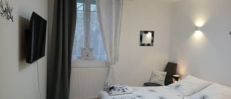 2 makuuhuonetta, työpöytä, silitysrauta/-lauta, vauvan matkasänky