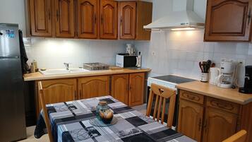 Réfrigérateur, micro-ondes, four, plaque de cuisson