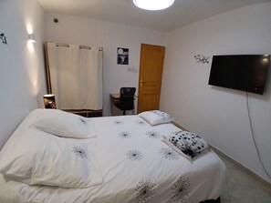 2 bedrooms, desk, iron/ironing board, travel crib