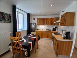 Coffee/tea maker, fridge, microwave, oven