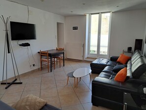 TV connectée, jeux vidéo, lecteur de DVD, livres