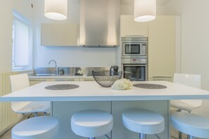 Kühlschrank, Mikrowelle, Ofen, Geschirrspüler