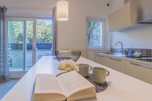 Kühlschrank, Mikrowelle, Ofen, Geschirrspüler