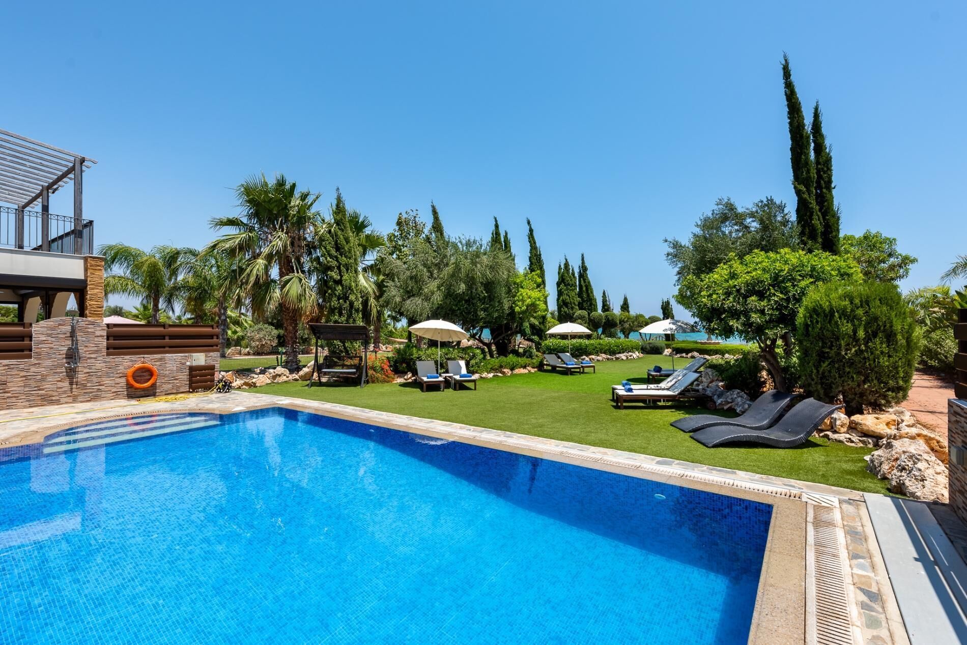 Piscine chauffée, chaises longues