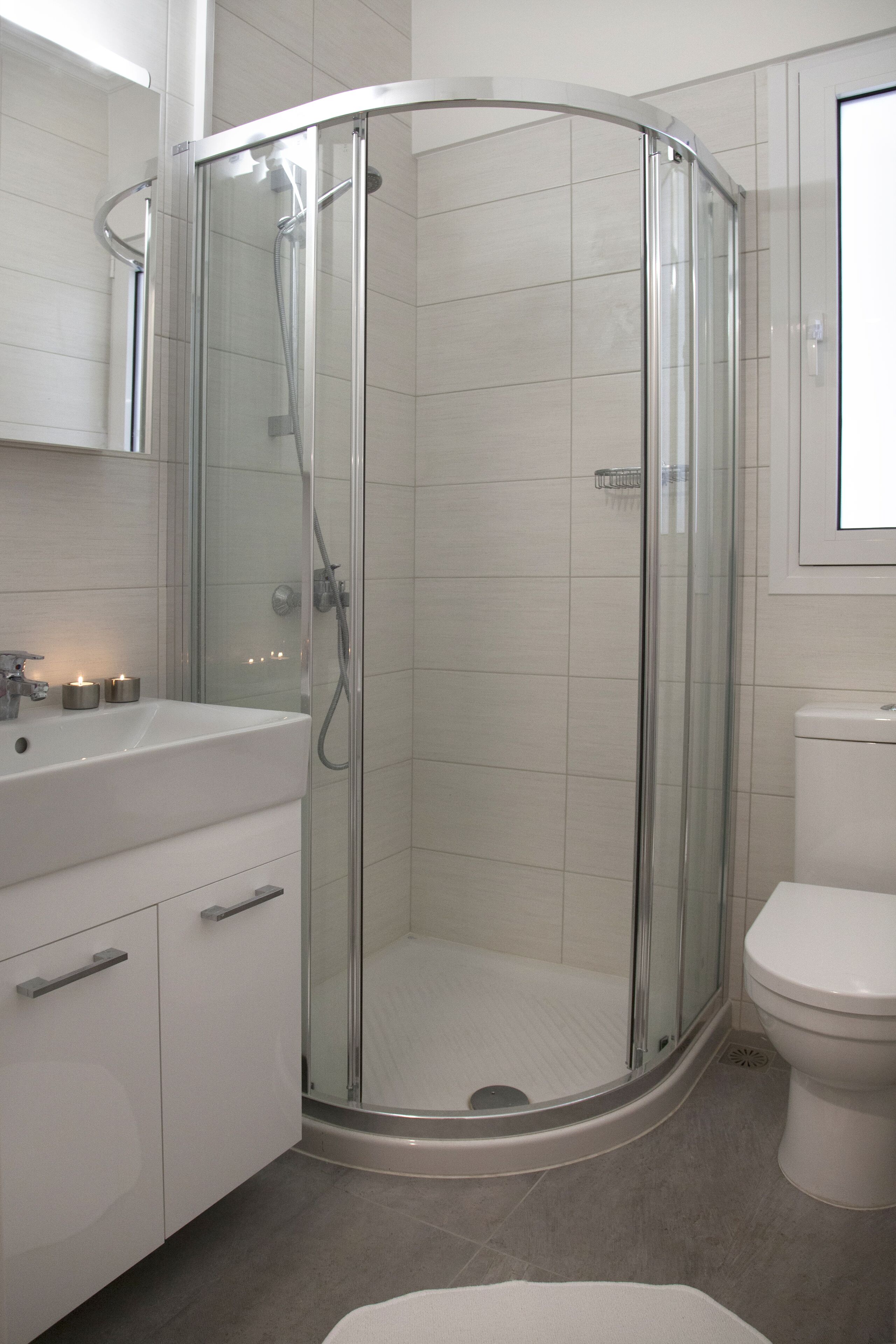 Douche, sèche-cheveux, serviettes fournies, savon