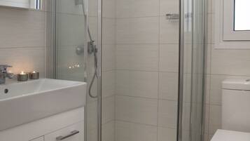 Douche, sĂšche-cheveux, serviettes fournies, savon