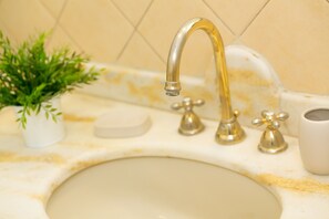 淋浴设施、吹风机、毛巾、肥皂