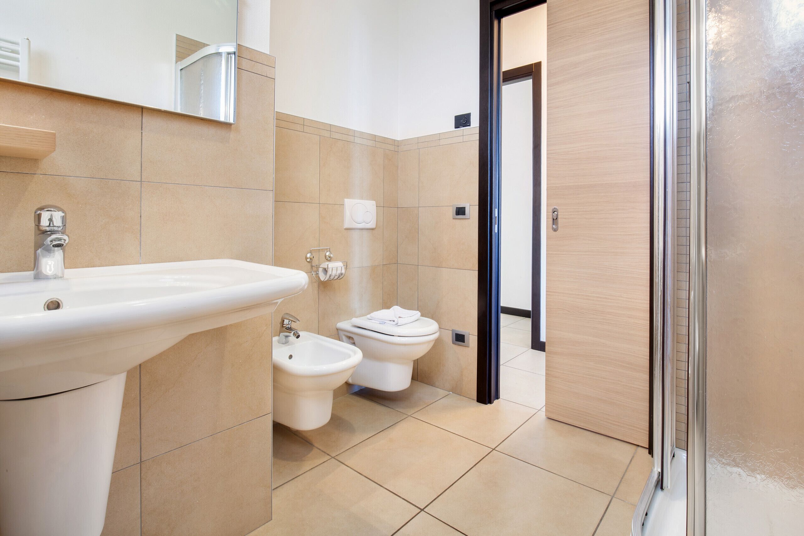 Douche, sèche-cheveux, bidet, serviettes fournies