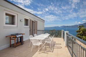 Outdoor dining - Casa al Lago With Pool And Lake View (Torri del Benaco)