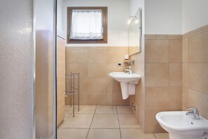 Dusche, Haartrockner, Bidet, Handtücher