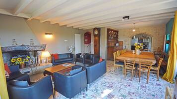 Smart TV, chimenea, reproductor de DVD y tenis de mesa