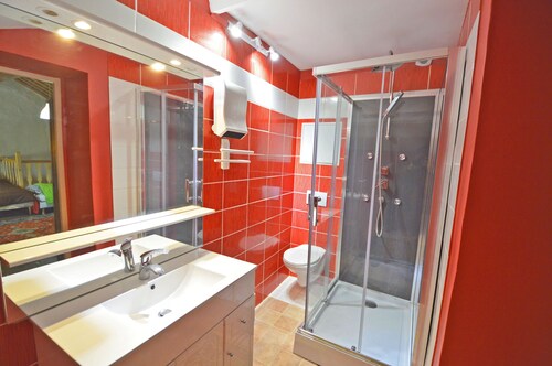 Mas Antonin: Sleeps 20, 7 bedrooms, heated pool, beautiful views of Mont Ventoux  