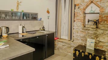 Coffee/tea maker, fridge, microwave, stovetop