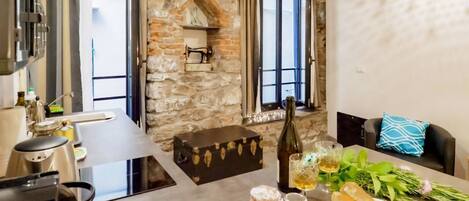 Kylskåp, mikrovågsugn, spishäll och kaffe- och tebryggare