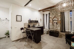 Unclassified image, 2 of 23, button