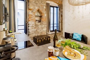 Unclassified image, 3 of 23, button