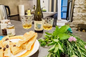 Unclassified image, 3 of 22, button