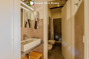 Shower, eco-friendly toiletries, hair dryer, bidet - Camaella Luxury Studio (Vernazza)