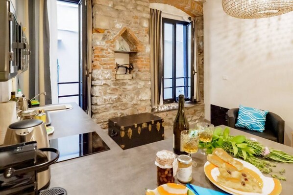 Unclassified image, 1 of 22, button