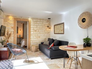 TV, books - Home Chic Home - La Terrasse Bazille (Montpellier)