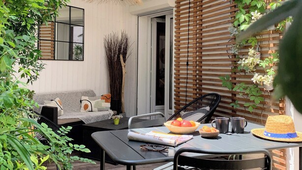 An outdoor seating area with a table, chairs, and a variety of plants. - Home Chic Home - La Terrasse Bazille (Montpellier)