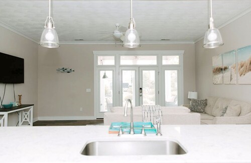Stay 3 Blocks from Atlantic Park in a 5-Bedroom Virginia Beach Townhouse