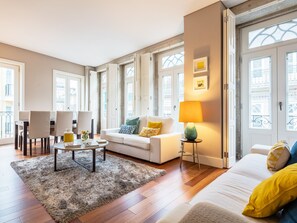 TV, books - Cardosas Boutique Apartment (Porto)